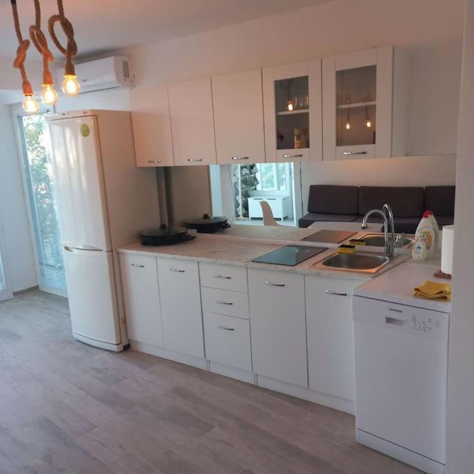 Lovely 1- Bedroom Condo Close To Downtown Скопье Экстерьер фото